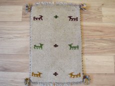 画像1: 新品 ペルシャ ギャッベ 足元マット 玄関マット ミニ サイズ 57 × 38 cm No.610 肉厚 天然 草木染 ウール ギャベ 手織り ハンドメイド ラグ 絨毯 カーペット 生成り クリーム マルチカラー 動物柄 n-610-057038s51-91 (1)