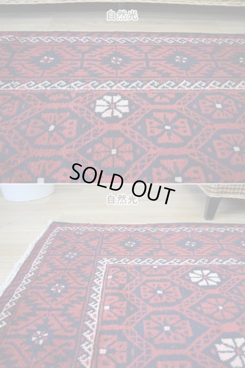 画像4: 良品 ペルシャ 部族絨毯 バルーチ 縦3m 横1.3m 4㎡ 〜6帖程度 リビング ダイニング 3人掛けソファ サイズ 300 x 128 cm No.R388 天然 ウール 手織り トライバル ラグ 敷物 マット カーペット 幾何学模様 ヴィンテージ ビンテージ  赤 黒 b-r388-300128h021-061 (4)