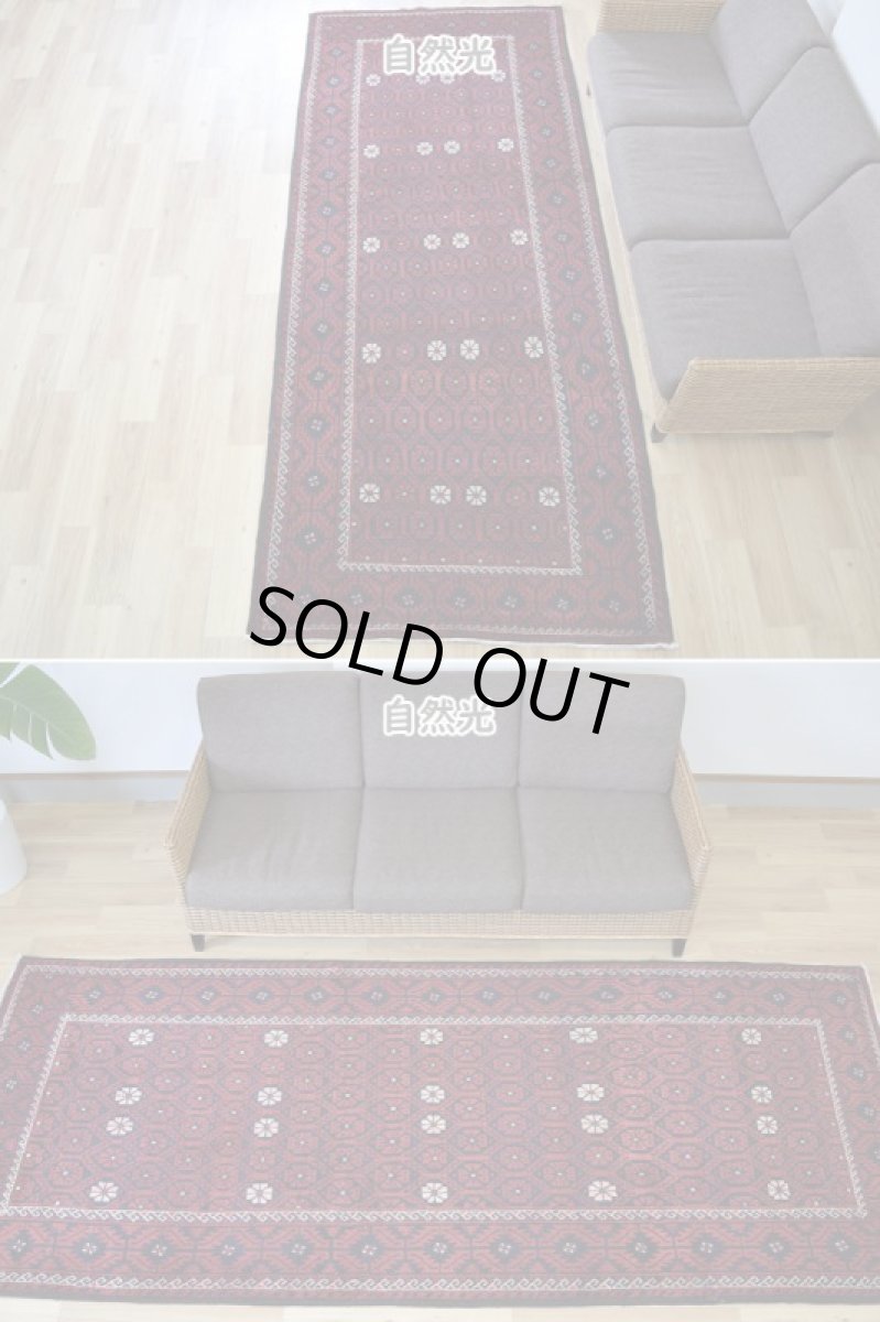 画像3: 良品 ペルシャ 部族絨毯 バルーチ 縦3m 横1.3m 4㎡ 〜6帖程度 リビング ダイニング 3人掛けソファ サイズ 300 x 128 cm No.R388 天然 ウール 手織り トライバル ラグ 敷物 マット カーペット 幾何学模様 ヴィンテージ ビンテージ  赤 黒 b-r388-300128h021-061 (3)