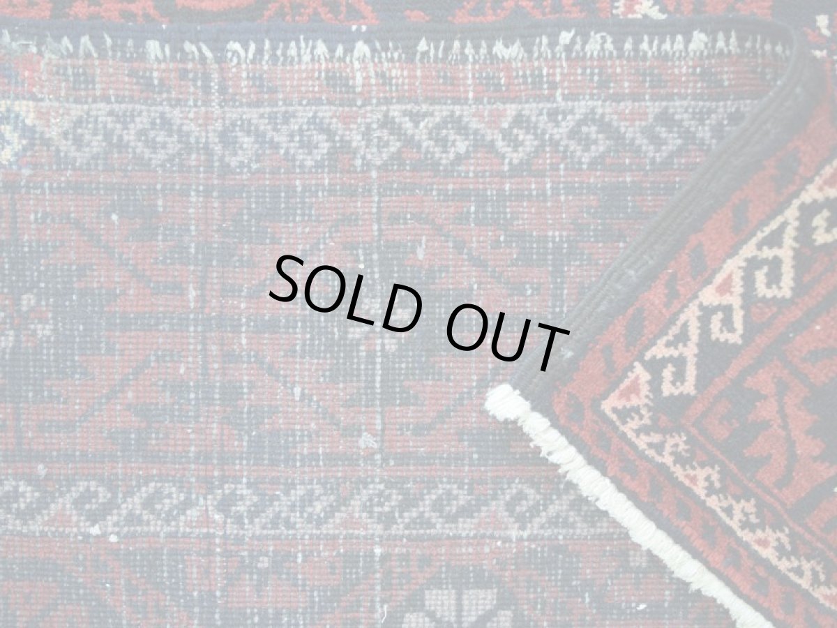 画像15: 良品 ペルシャ 部族絨毯 バルーチ 縦3m 横1.3m 4㎡ 〜6帖程度 リビング ダイニング 3人掛けソファ サイズ 300 x 128 cm No.R388 天然 ウール 手織り トライバル ラグ 敷物 マット カーペット 幾何学模様 ヴィンテージ ビンテージ  赤 黒 b-r388-300128h021-061 (15)