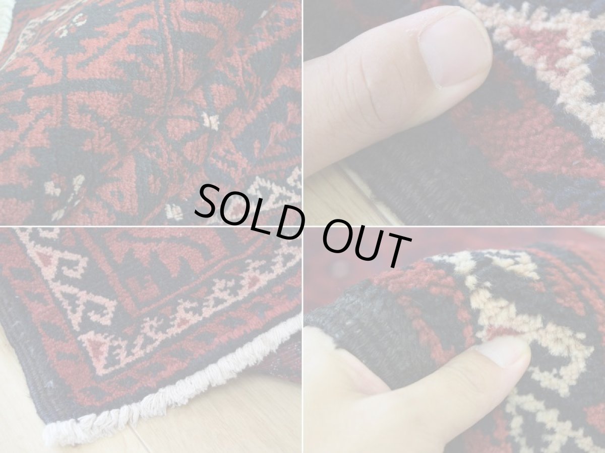 画像18: 良品 ペルシャ 部族絨毯 バルーチ 縦3m 横1.3m 4㎡ 〜6帖程度 リビング ダイニング 3人掛けソファ サイズ 300 x 128 cm No.R388 天然 ウール 手織り トライバル ラグ 敷物 マット カーペット 幾何学模様 ヴィンテージ ビンテージ  赤 黒 b-r388-300128h021-061 (18)