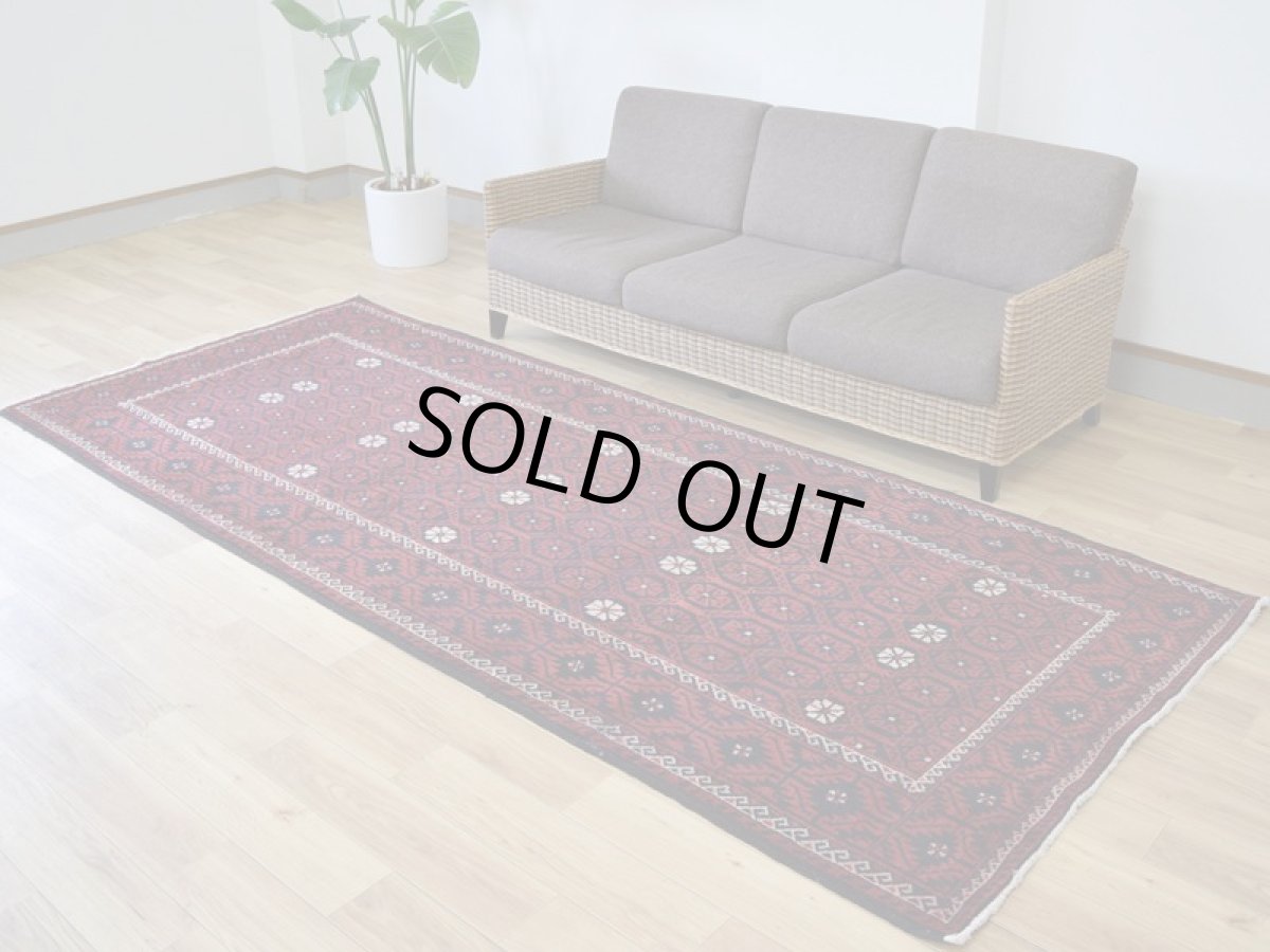 画像2: 良品 ペルシャ 部族絨毯 バルーチ 縦3m 横1.3m 4㎡ 〜6帖程度 リビング ダイニング 3人掛けソファ サイズ 300 x 128 cm No.R388 天然 ウール 手織り トライバル ラグ 敷物 マット カーペット 幾何学模様 ヴィンテージ ビンテージ  赤 黒 b-r388-300128h021-061 (2)