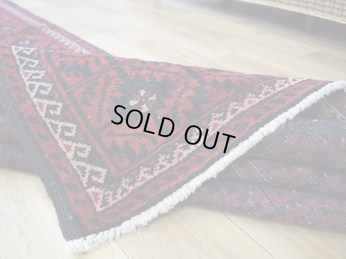 画像14: 良品 ペルシャ 部族絨毯 バルーチ 縦3m 横1.3m 4㎡ 〜6帖程度 リビング ダイニング 3人掛けソファ サイズ 300 x 128 cm No.R388 天然 ウール 手織り トライバル ラグ 敷物 マット カーペット 幾何学模様 ヴィンテージ ビンテージ  赤 黒 b-r388-300128h021-061 (14)