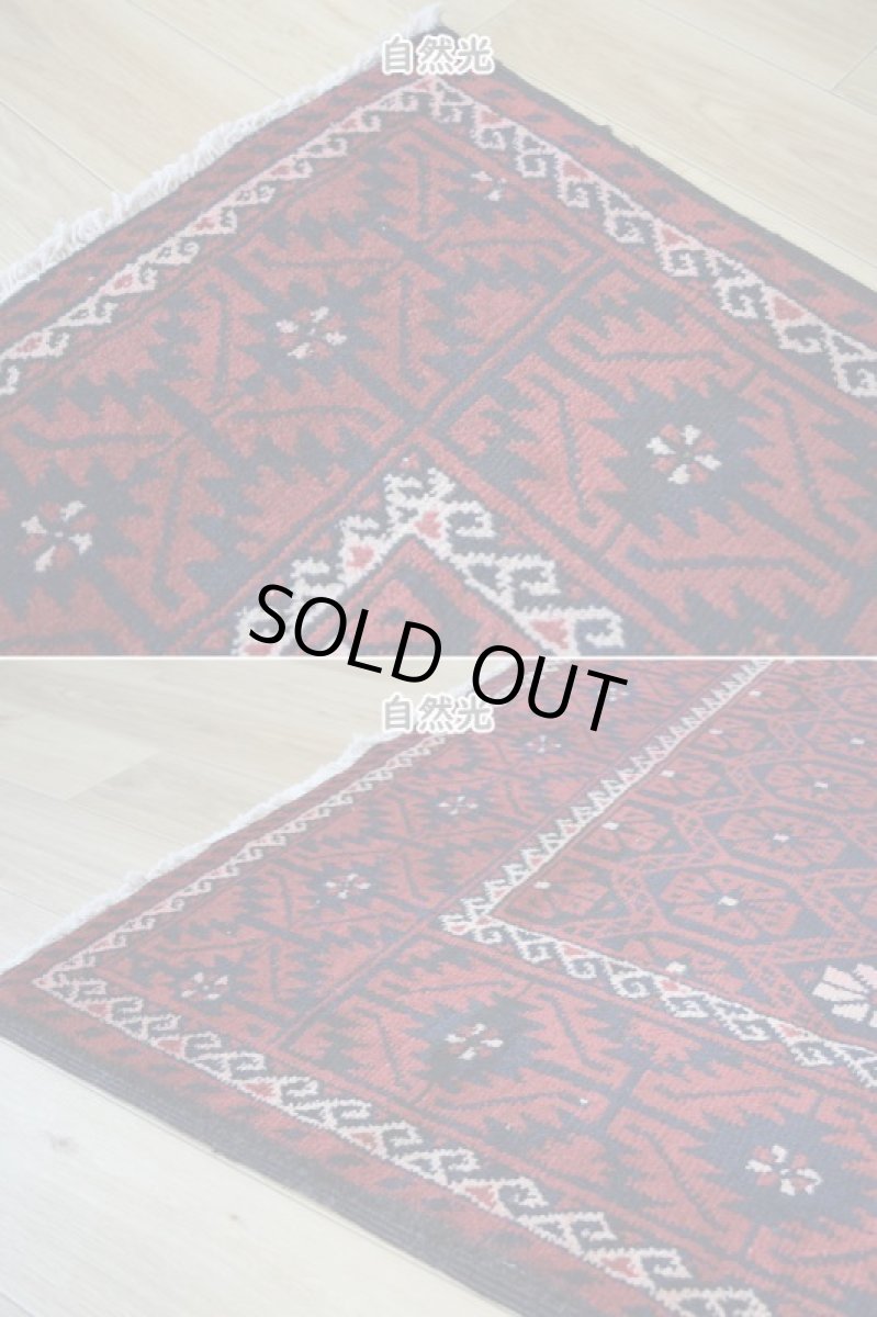 画像8: 良品 ペルシャ 部族絨毯 バルーチ 縦3m 横1.3m 4㎡ 〜6帖程度 リビング ダイニング 3人掛けソファ サイズ 300 x 128 cm No.R388 天然 ウール 手織り トライバル ラグ 敷物 マット カーペット 幾何学模様 ヴィンテージ ビンテージ  赤 黒 b-r388-300128h021-061 (8)