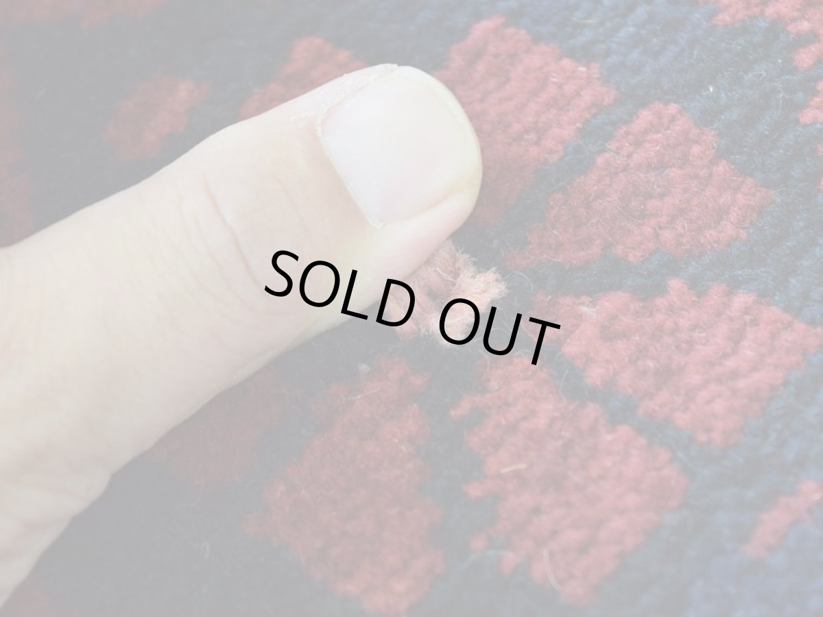 画像12: 良品 ペルシャ 部族絨毯 バルーチ 縦3m 横1.3m 4㎡ 〜6帖程度 リビング ダイニング 3人掛けソファ サイズ 300 x 128 cm No.R388 天然 ウール 手織り トライバル ラグ 敷物 マット カーペット 幾何学模様 ヴィンテージ ビンテージ  赤 黒 b-r388-300128h021-061 (12)