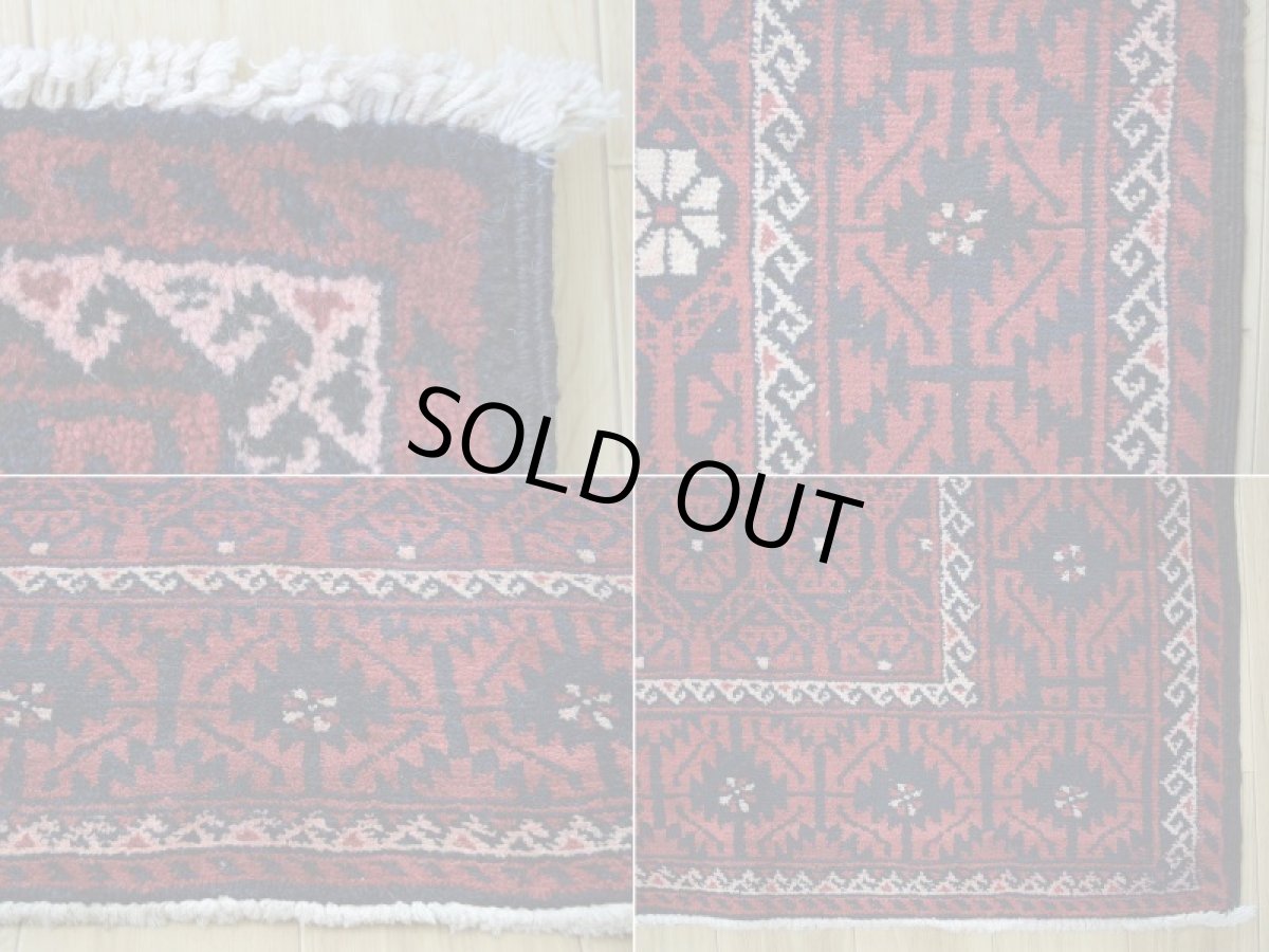 画像19: 良品 ペルシャ 部族絨毯 バルーチ 縦3m 横1.3m 4㎡ 〜6帖程度 リビング ダイニング 3人掛けソファ サイズ 300 x 128 cm No.R388 天然 ウール 手織り トライバル ラグ 敷物 マット カーペット 幾何学模様 ヴィンテージ ビンテージ  赤 黒 b-r388-300128h021-061 (19)