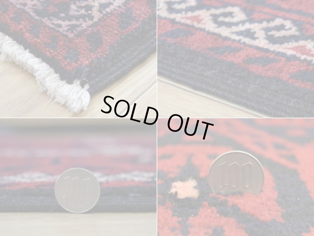 画像20: 良品 ペルシャ 部族絨毯 バルーチ 縦3m 横1.3m 4㎡ 〜6帖程度 リビング ダイニング 3人掛けソファ サイズ 300 x 128 cm No.R388 天然 ウール 手織り トライバル ラグ 敷物 マット カーペット 幾何学模様 ヴィンテージ ビンテージ  赤 黒 b-r388-300128h021-061 (20)