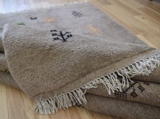 画像13: 新品 ペルシャ ギャッベ 縦2m 横1.5m 3㎡ 〜3帖 リビング ダイニング 2-3人掛けソファ サイズ 188 × 152 cm No.R449 肉厚 天然 ウール ギャベ 手織り ハンドメイド ラグ 絨毯 カーペット リビングダイニングルームやベッドサイドに ライトグレー ベージュ n-r449-188152h051-002 (13)