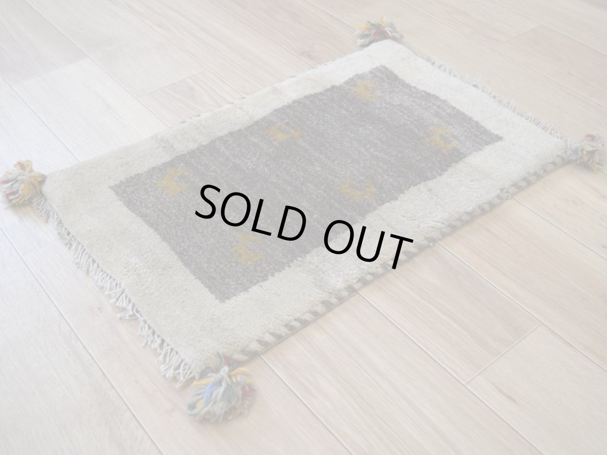 画像4: 新品 ペルシャ ギャッベ 足元マット 玄関マット ミニ サイズ 58 × 37 cm No.628 肉厚 天然 草木染 ウール ギャベ 手織り ハンドメイド ラグ 絨毯 カーペット 生成り クリーム ベージュ グレー 原毛系 動物柄 n-628-058037s51-91 (4)