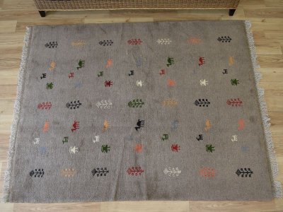 画像2: 新品 ペルシャ ギャッベ 縦2m 横1.5m 3㎡ 〜3帖 リビング ダイニング 2-3人掛けソファ サイズ 188 × 152 cm No.R449 肉厚 天然 ウール ギャベ 手織り ハンドメイド ラグ 絨毯 カーペット リビングダイニングルームやベッドサイドに ライトグレー ベージュ n-r449-188152h051-002