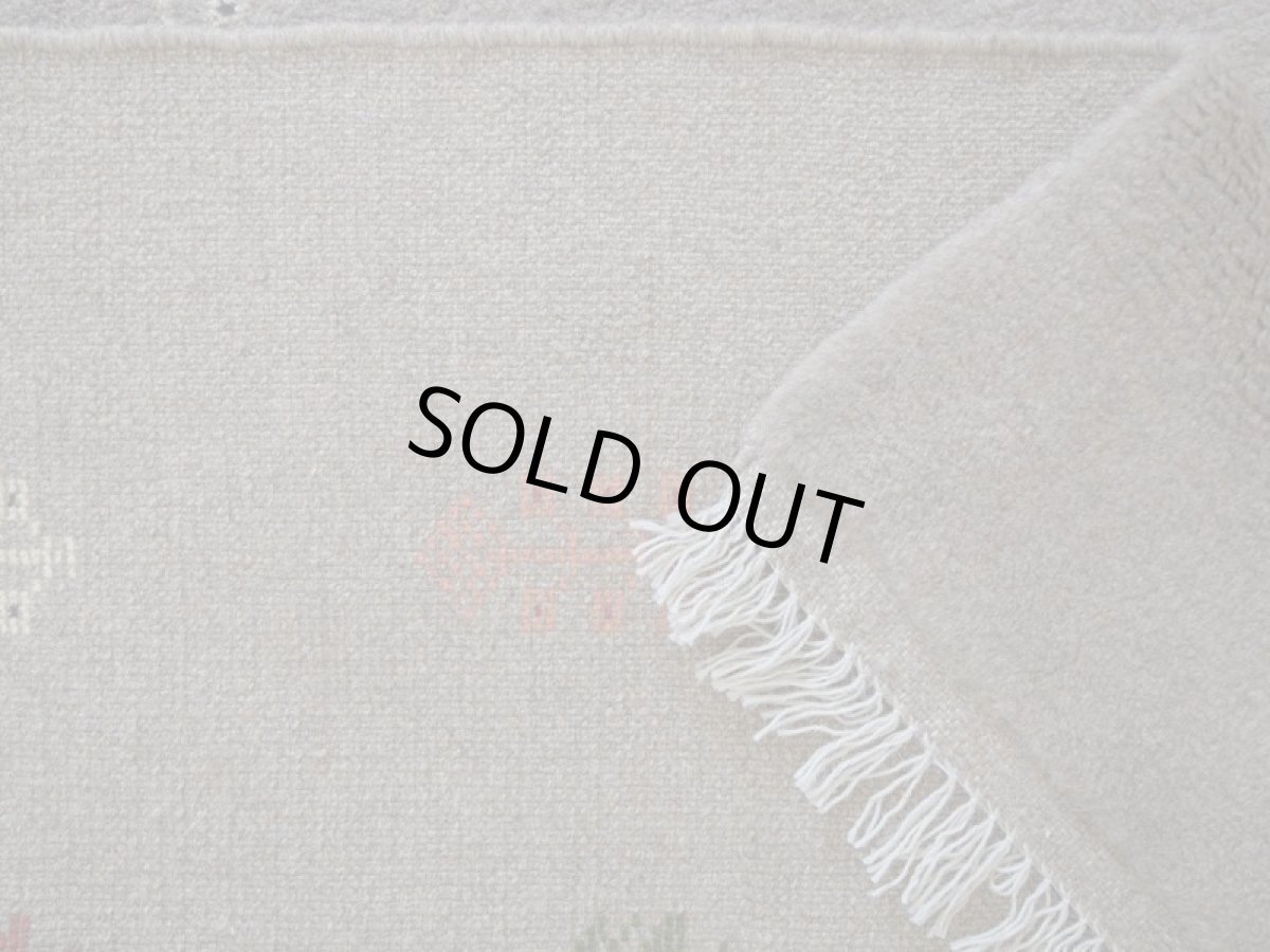 画像15: 新品 ペルシャ ギャッベ 縦2m 横1.5m 3㎡ 〜3帖 リビング ダイニング 2-3人掛けソファ サイズ 188 × 152 cm No.R449 肉厚 天然 ウール ギャベ 手織り ハンドメイド ラグ 絨毯 カーペット リビングダイニングルームやベッドサイドに ライトグレー ベージュ n-r449-188152h051-002 (15)