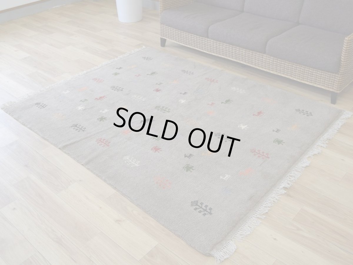 画像2: 新品 ペルシャ ギャッベ 縦2m 横1.5m 3㎡ 〜3帖 リビング ダイニング 2-3人掛けソファ サイズ 188 × 152 cm No.R449 肉厚 天然 ウール ギャベ 手織り ハンドメイド ラグ 絨毯 カーペット リビングダイニングルームやベッドサイドに ライトグレー ベージュ n-r449-188152h051-002 (2)