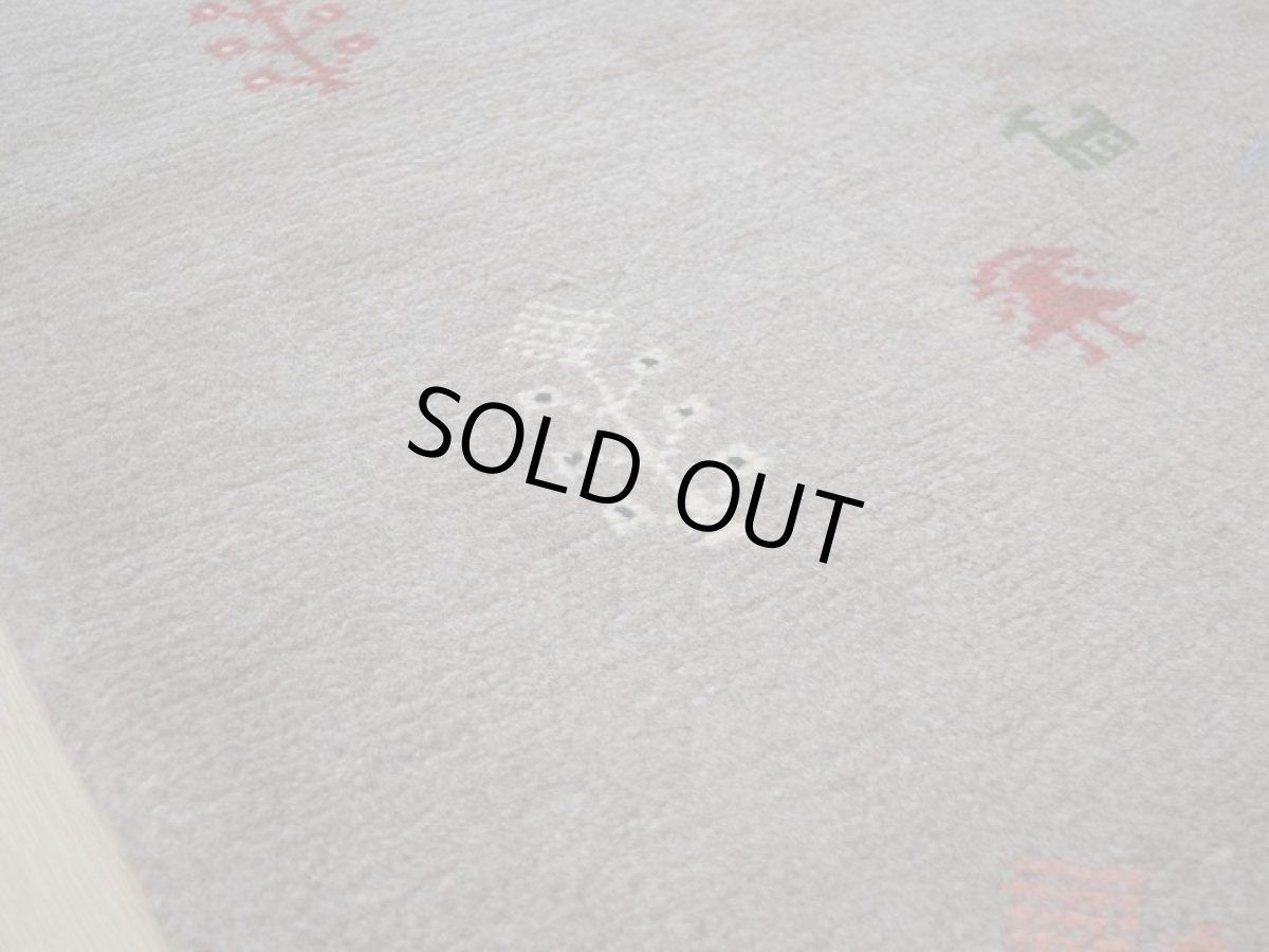 画像11: 新品 ペルシャ ギャッベ 縦2m 横1.5m 3㎡ 〜3帖 リビング ダイニング 2-3人掛けソファ サイズ 188 × 152 cm No.R449 肉厚 天然 ウール ギャベ 手織り ハンドメイド ラグ 絨毯 カーペット リビングダイニングルームやベッドサイドに ライトグレー ベージュ n-r449-188152h051-002 (11)