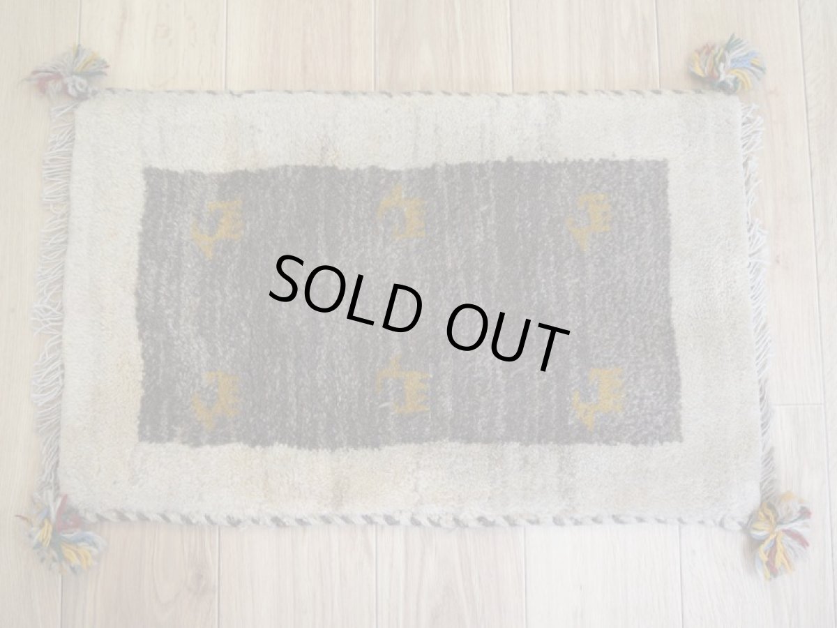 画像3: 新品 ペルシャ ギャッベ 足元マット 玄関マット ミニ サイズ 58 × 37 cm No.628 肉厚 天然 草木染 ウール ギャベ 手織り ハンドメイド ラグ 絨毯 カーペット 生成り クリーム ベージュ グレー 原毛系 動物柄 n-628-058037s51-91 (3)