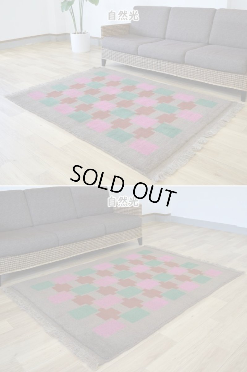 画像4: 新品 ペルシャ ギャッベ 縦1.6m 横1.3m 2㎡ リビング 2人掛けソファ サイズ 158 × 123 cm No.R395 天然 ウール ギャベ 手織り ハンドメイド ラグ 絨毯 カーペット ソファの足元やベッドサイドに ブラウン 茶 ピンク マルチカラー n-r395-158123h001-031 (4)