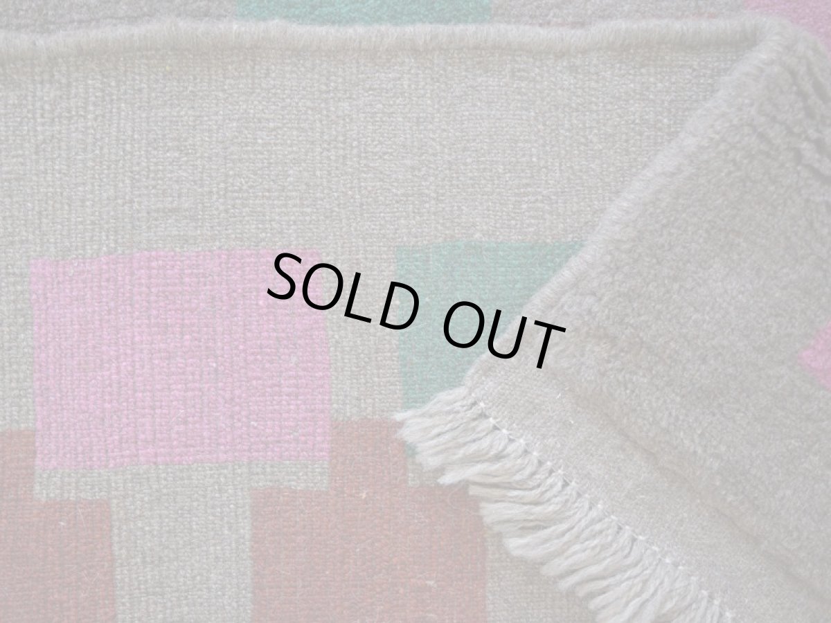 画像16: 新品 ペルシャ ギャッベ 縦1.6m 横1.3m 2㎡ リビング 2人掛けソファ サイズ 158 × 123 cm No.R395 天然 ウール ギャベ 手織り ハンドメイド ラグ 絨毯 カーペット ソファの足元やベッドサイドに ブラウン 茶 ピンク マルチカラー n-r395-158123h001-031 (16)