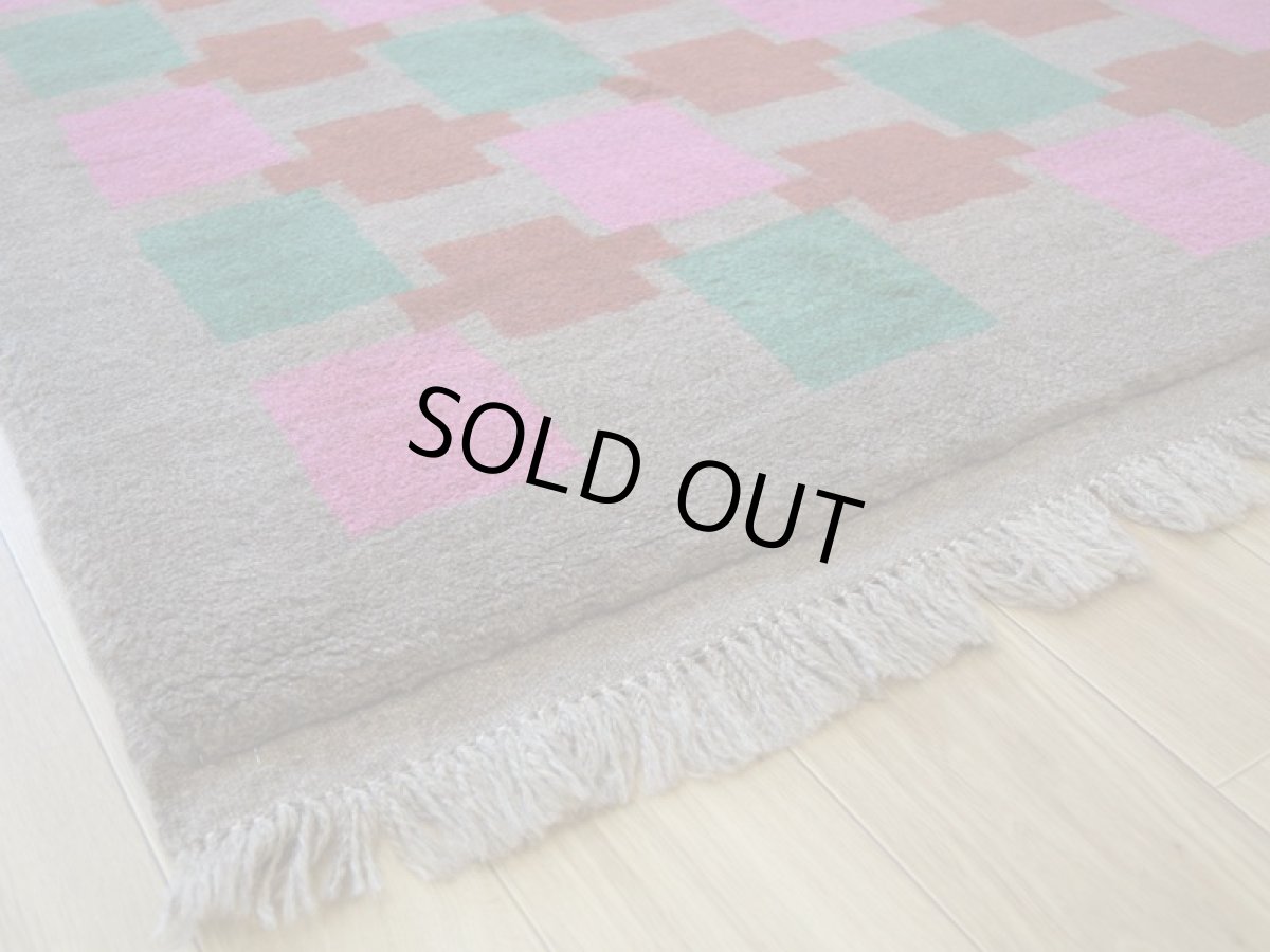 画像12: 新品 ペルシャ ギャッベ 縦1.6m 横1.3m 2㎡ リビング 2人掛けソファ サイズ 158 × 123 cm No.R395 天然 ウール ギャベ 手織り ハンドメイド ラグ 絨毯 カーペット ソファの足元やベッドサイドに ブラウン 茶 ピンク マルチカラー n-r395-158123h001-031 (12)