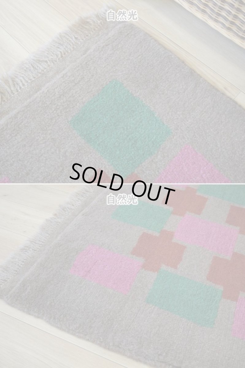 画像8: 新品 ペルシャ ギャッベ 縦1.6m 横1.3m 2㎡ リビング 2人掛けソファ サイズ 158 × 123 cm No.R395 天然 ウール ギャベ 手織り ハンドメイド ラグ 絨毯 カーペット ソファの足元やベッドサイドに ブラウン 茶 ピンク マルチカラー n-r395-158123h001-031 (8)