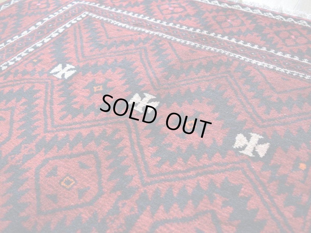 画像10: 良品 ペルシャ 部族絨毯 バルーチ 縦2.5m 横1.2m 3㎡ 〜3帖程度 リビング ダイニング 2〜3人掛けソファ サイズ 245 x 120 cm No.R376 天然 ウール 手織り トライバル ラグ 敷物 マット カーペット 幾何学模様 ヴィンテージ ビンテージ  赤 黒 b-r376-245120h021-061 (10)