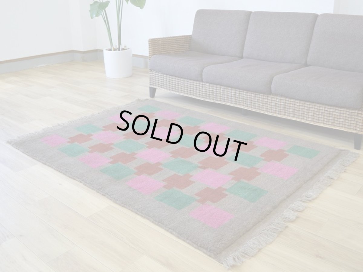 画像2: 新品 ペルシャ ギャッベ 縦1.6m 横1.3m 2㎡ リビング 2人掛けソファ サイズ 158 × 123 cm No.R395 天然 ウール ギャベ 手織り ハンドメイド ラグ 絨毯 カーペット ソファの足元やベッドサイドに ブラウン 茶 ピンク マルチカラー n-r395-158123h001-031 (2)