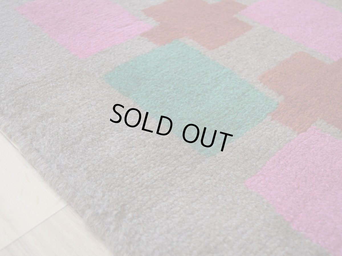 画像11: 新品 ペルシャ ギャッベ 縦1.6m 横1.3m 2㎡ リビング 2人掛けソファ サイズ 158 × 123 cm No.R395 天然 ウール ギャベ 手織り ハンドメイド ラグ 絨毯 カーペット ソファの足元やベッドサイドに ブラウン 茶 ピンク マルチカラー n-r395-158123h001-031 (11)