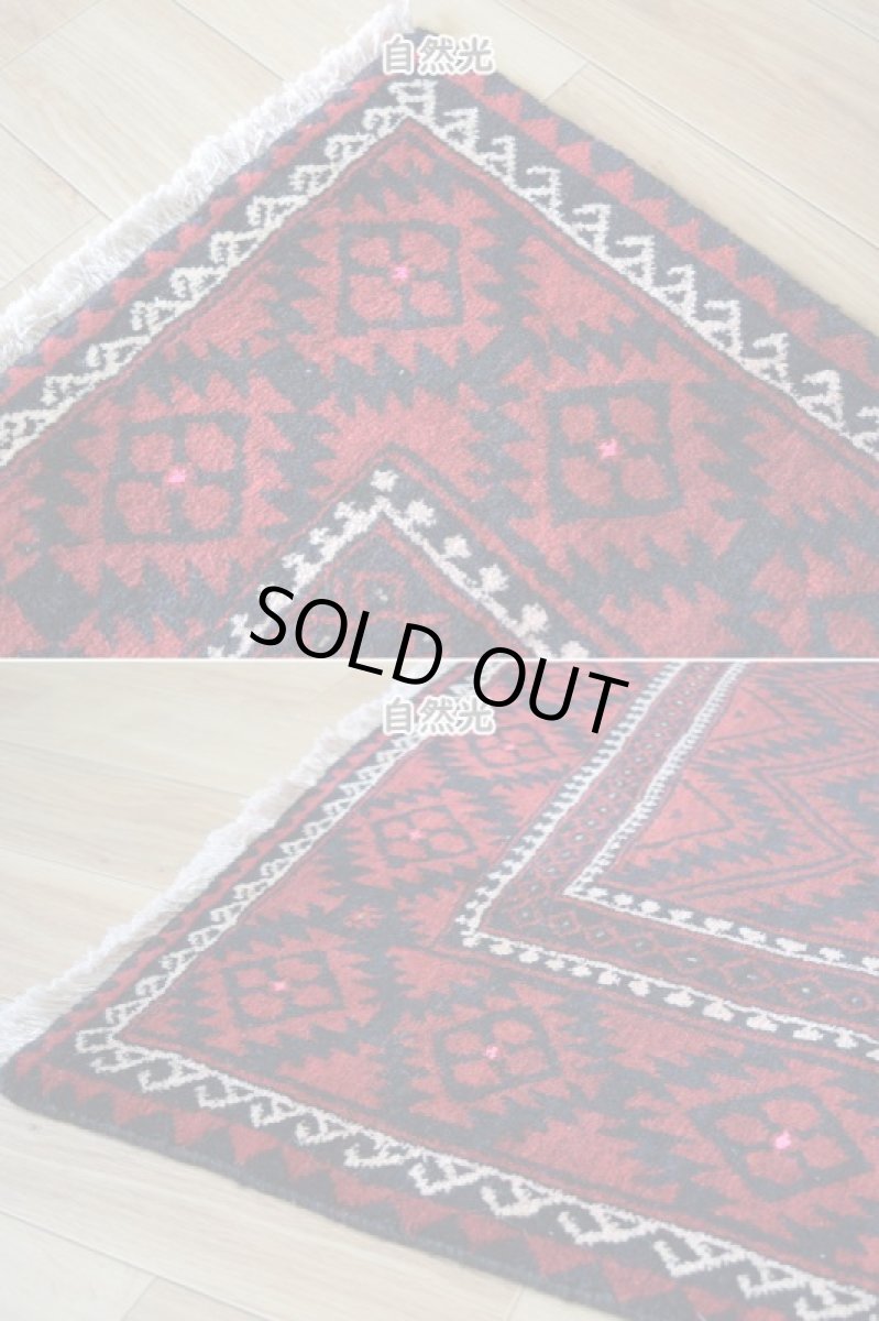 画像8: 良品 ペルシャ 部族絨毯 バルーチ 縦2.5m 横1.2m 3㎡ 〜3帖程度 リビング ダイニング 2〜3人掛けソファ サイズ 245 x 120 cm No.R376 天然 ウール 手織り トライバル ラグ 敷物 マット カーペット 幾何学模様 ヴィンテージ ビンテージ  赤 黒 b-r376-245120h021-061 (8)