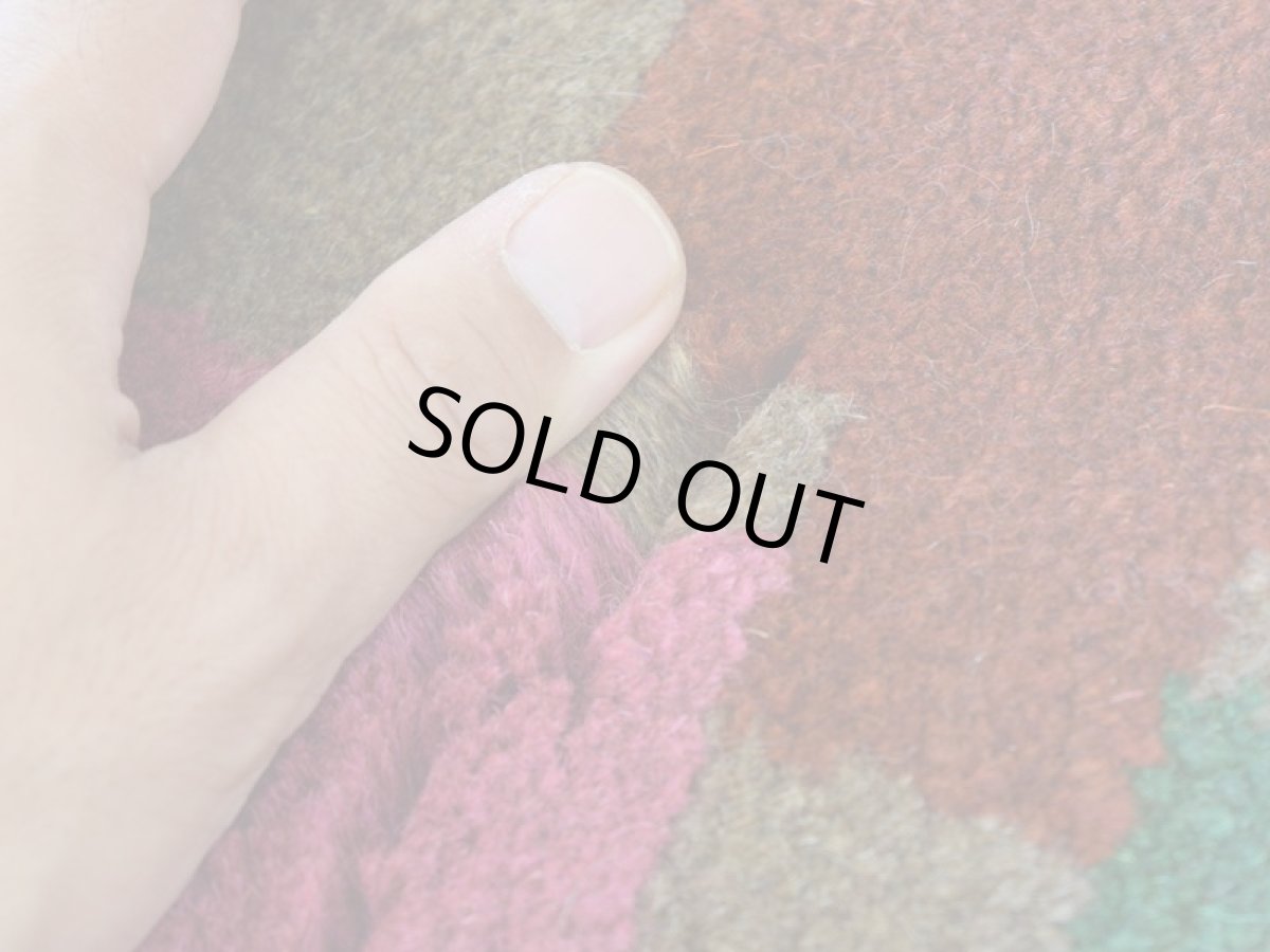 画像13: 新品 ペルシャ ギャッベ 縦1.6m 横1.3m 2㎡ リビング 2人掛けソファ サイズ 158 × 123 cm No.R395 天然 ウール ギャベ 手織り ハンドメイド ラグ 絨毯 カーペット ソファの足元やベッドサイドに ブラウン 茶 ピンク マルチカラー n-r395-158123h001-031 (13)