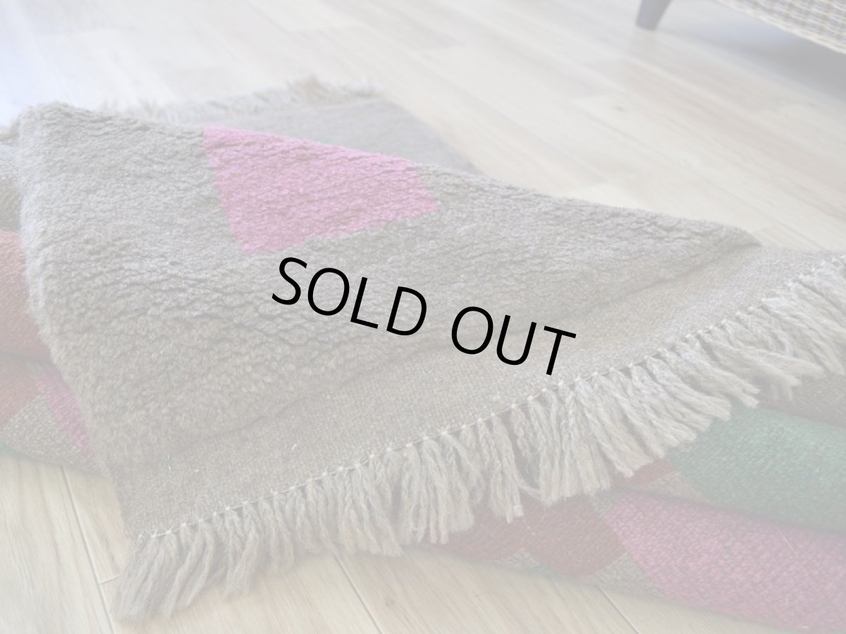 画像15: 新品 ペルシャ ギャッベ 縦1.6m 横1.3m 2㎡ リビング 2人掛けソファ サイズ 158 × 123 cm No.R395 天然 ウール ギャベ 手織り ハンドメイド ラグ 絨毯 カーペット ソファの足元やベッドサイドに ブラウン 茶 ピンク マルチカラー n-r395-158123h001-031 (15)