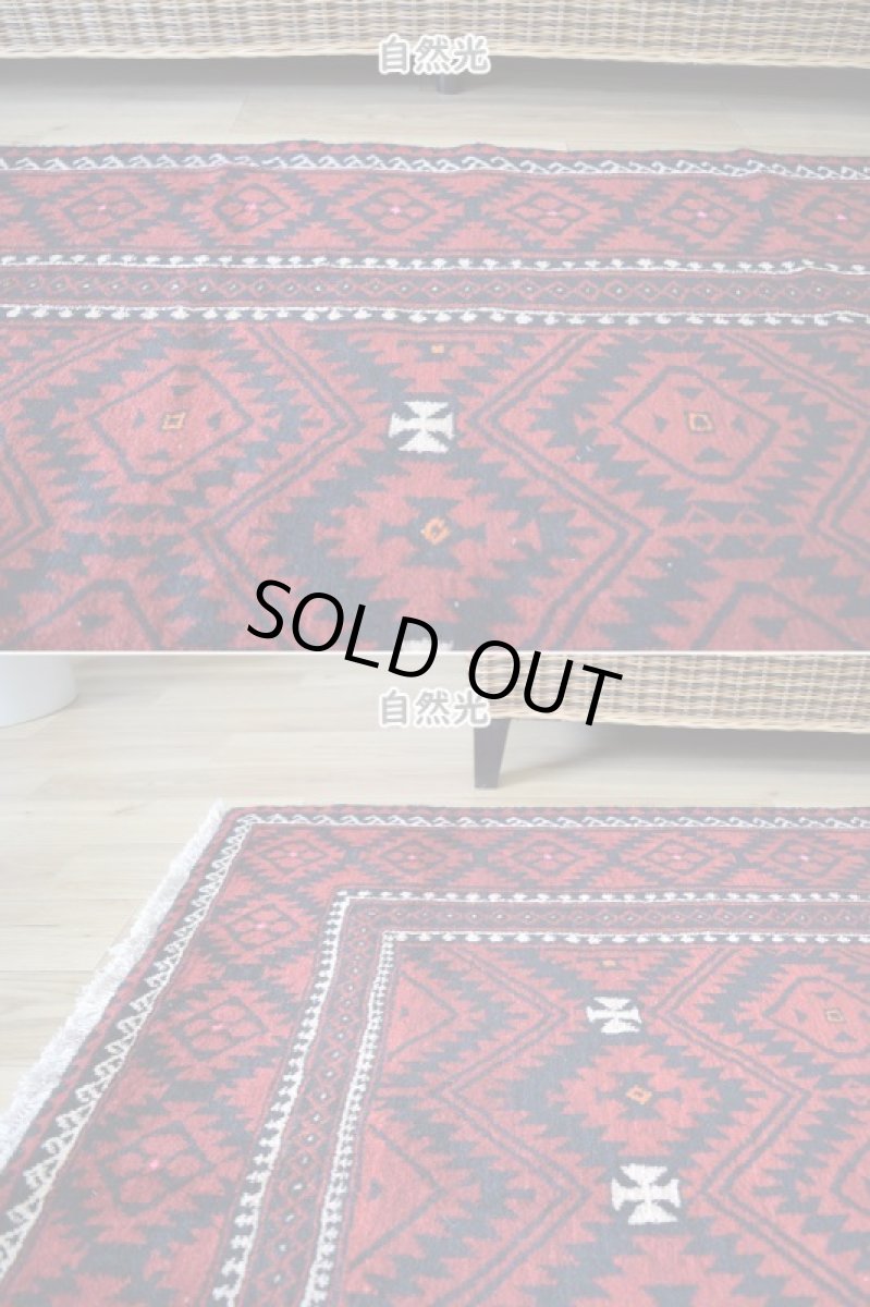 画像4: 良品 ペルシャ 部族絨毯 バルーチ 縦2.5m 横1.2m 3㎡ 〜3帖程度 リビング ダイニング 2〜3人掛けソファ サイズ 245 x 120 cm No.R376 天然 ウール 手織り トライバル ラグ 敷物 マット カーペット 幾何学模様 ヴィンテージ ビンテージ  赤 黒 b-r376-245120h021-061 (4)