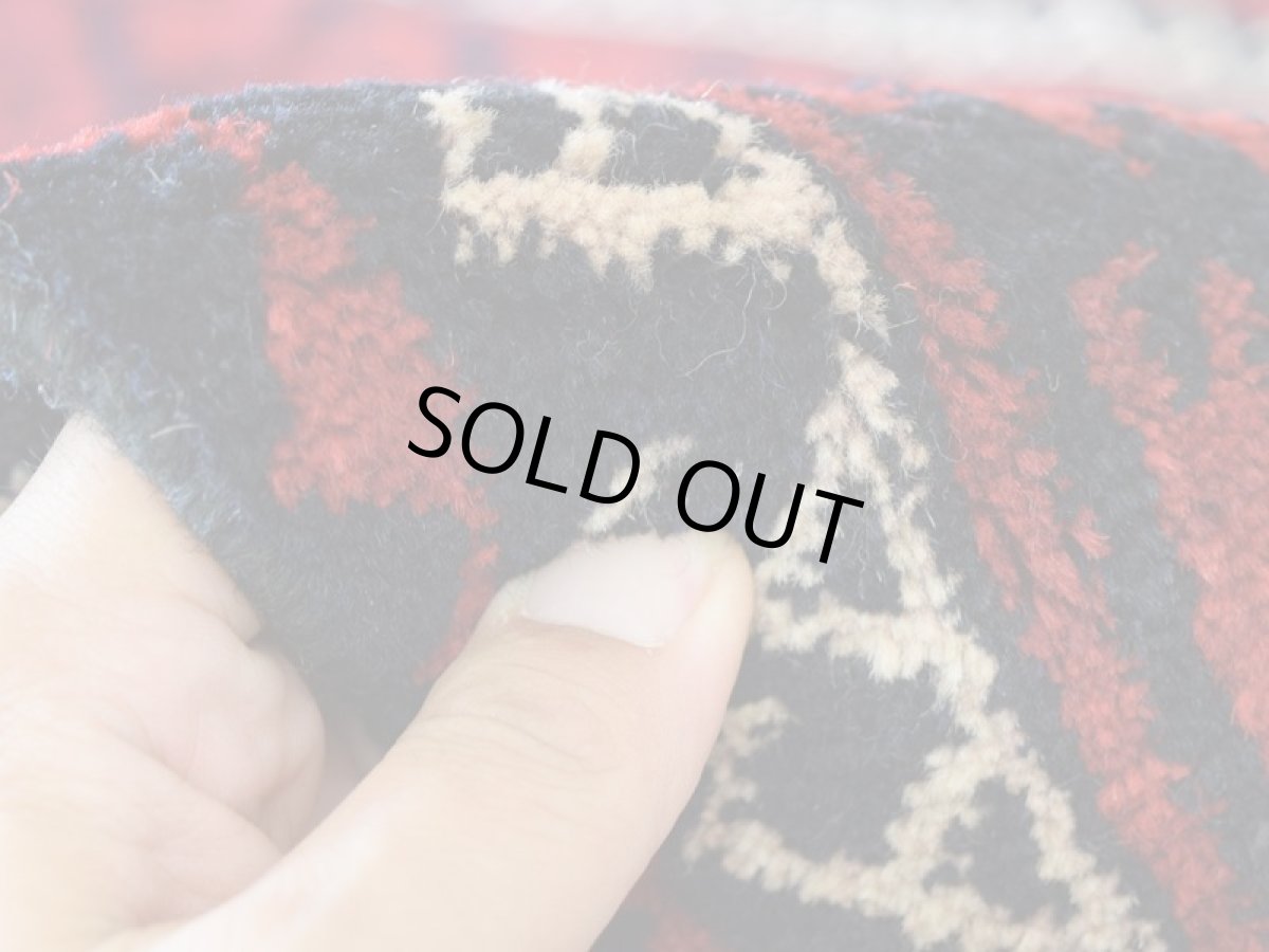 画像13: 良品 ペルシャ 部族絨毯 バルーチ 縦2.5m 横1.2m 3㎡ 〜3帖程度 リビング ダイニング 2〜3人掛けソファ サイズ 245 x 120 cm No.R376 天然 ウール 手織り トライバル ラグ 敷物 マット カーペット 幾何学模様 ヴィンテージ ビンテージ  赤 黒 b-r376-245120h021-061 (13)