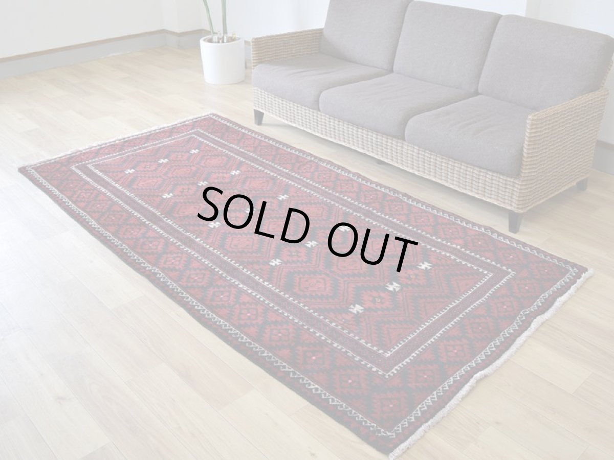 画像2: 良品 ペルシャ 部族絨毯 バルーチ 縦2.5m 横1.2m 3㎡ 〜3帖程度 リビング ダイニング 2〜3人掛けソファ サイズ 245 x 120 cm No.R376 天然 ウール 手織り トライバル ラグ 敷物 マット カーペット 幾何学模様 ヴィンテージ ビンテージ  赤 黒 b-r376-245120h021-061 (2)