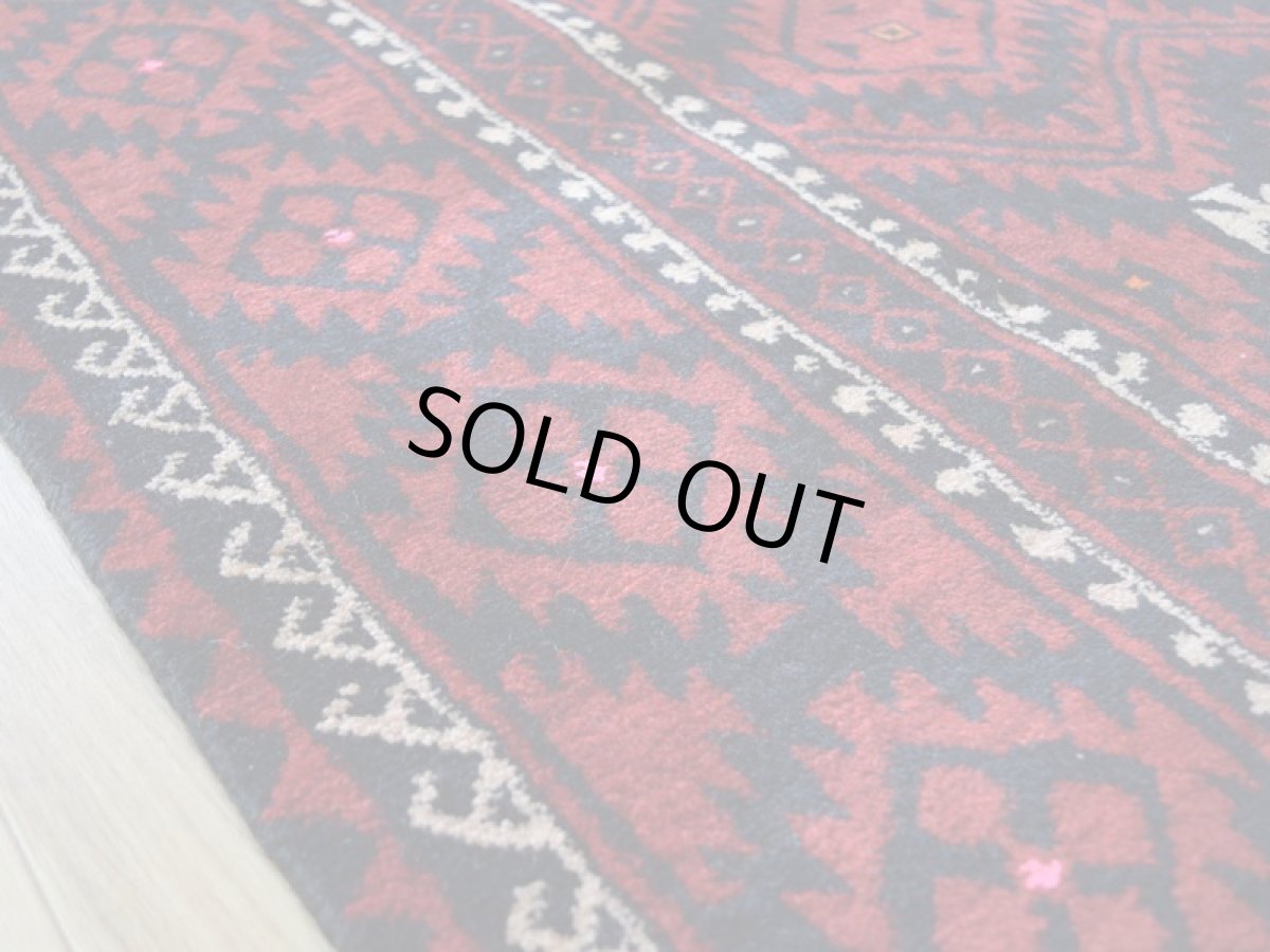 画像12: 良品 ペルシャ 部族絨毯 バルーチ 縦2.5m 横1.2m 3㎡ 〜3帖程度 リビング ダイニング 2〜3人掛けソファ サイズ 245 x 120 cm No.R376 天然 ウール 手織り トライバル ラグ 敷物 マット カーペット 幾何学模様 ヴィンテージ ビンテージ  赤 黒 b-r376-245120h021-061 (12)