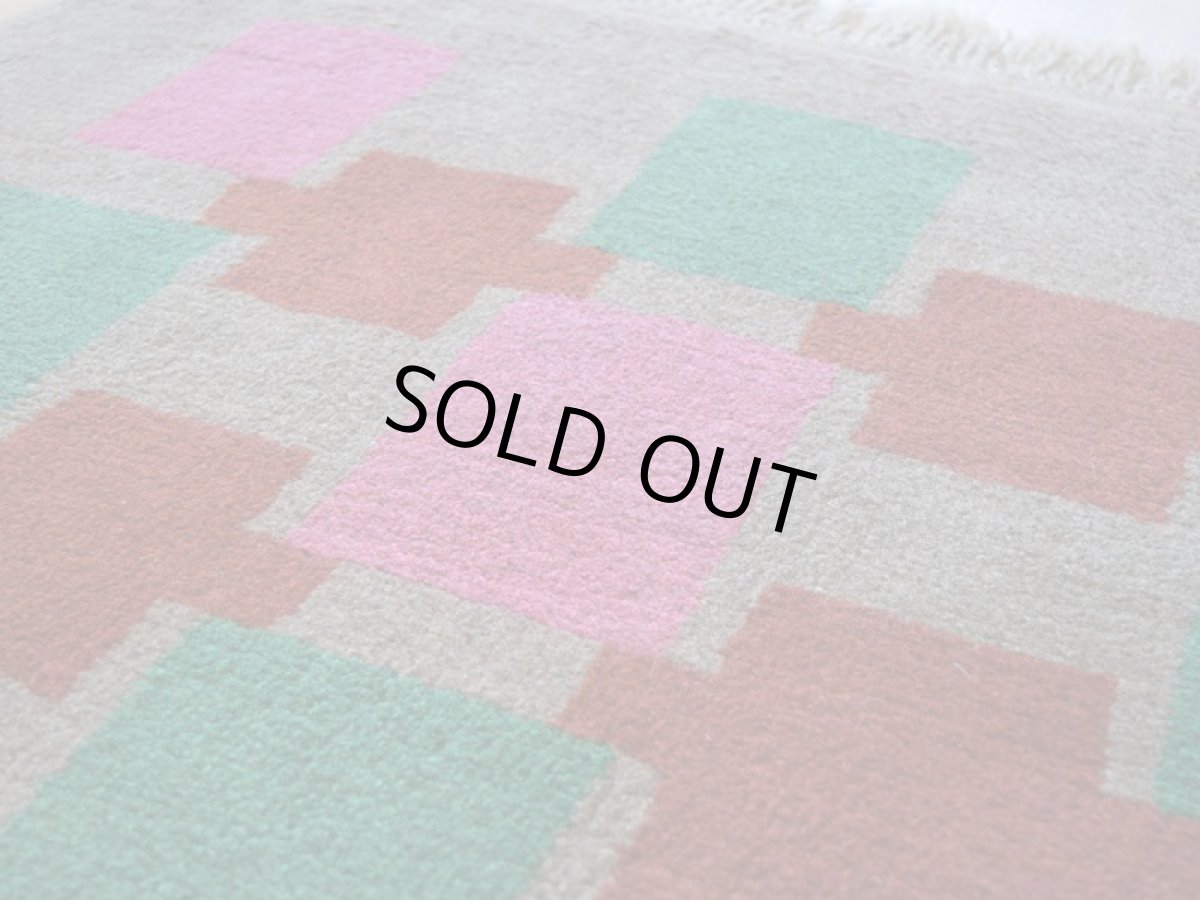 画像10: 新品 ペルシャ ギャッベ 縦1.6m 横1.3m 2㎡ リビング 2人掛けソファ サイズ 158 × 123 cm No.R395 天然 ウール ギャベ 手織り ハンドメイド ラグ 絨毯 カーペット ソファの足元やベッドサイドに ブラウン 茶 ピンク マルチカラー n-r395-158123h001-031 (10)