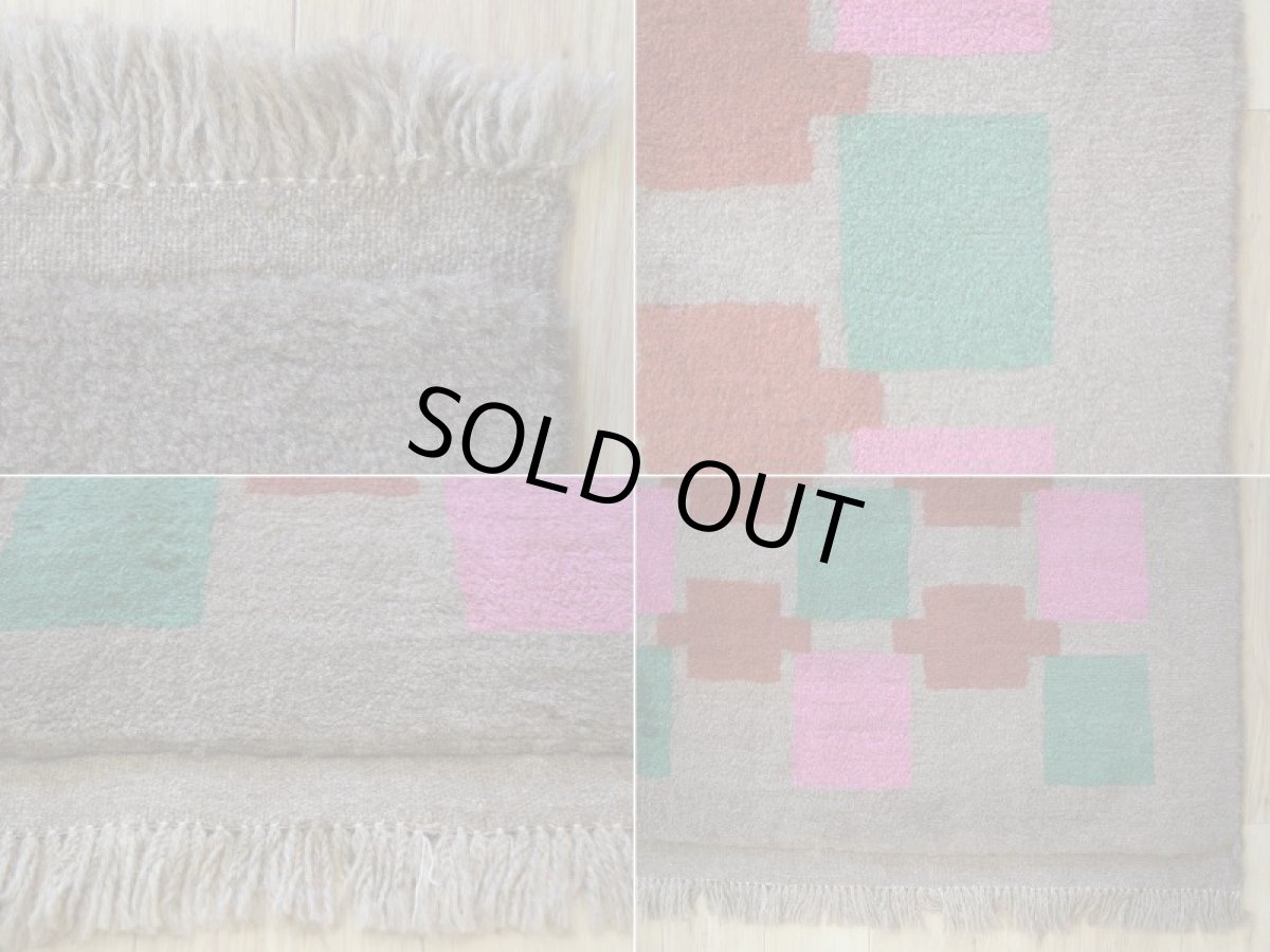 画像18: 新品 ペルシャ ギャッベ 縦1.6m 横1.3m 2㎡ リビング 2人掛けソファ サイズ 158 × 123 cm No.R395 天然 ウール ギャベ 手織り ハンドメイド ラグ 絨毯 カーペット ソファの足元やベッドサイドに ブラウン 茶 ピンク マルチカラー n-r395-158123h001-031 (18)