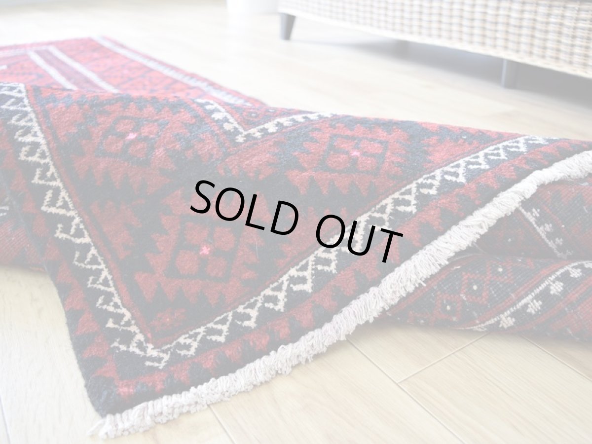 画像14: 良品 ペルシャ 部族絨毯 バルーチ 縦2.5m 横1.2m 3㎡ 〜3帖程度 リビング ダイニング 2〜3人掛けソファ サイズ 245 x 120 cm No.R376 天然 ウール 手織り トライバル ラグ 敷物 マット カーペット 幾何学模様 ヴィンテージ ビンテージ  赤 黒 b-r376-245120h021-061 (14)