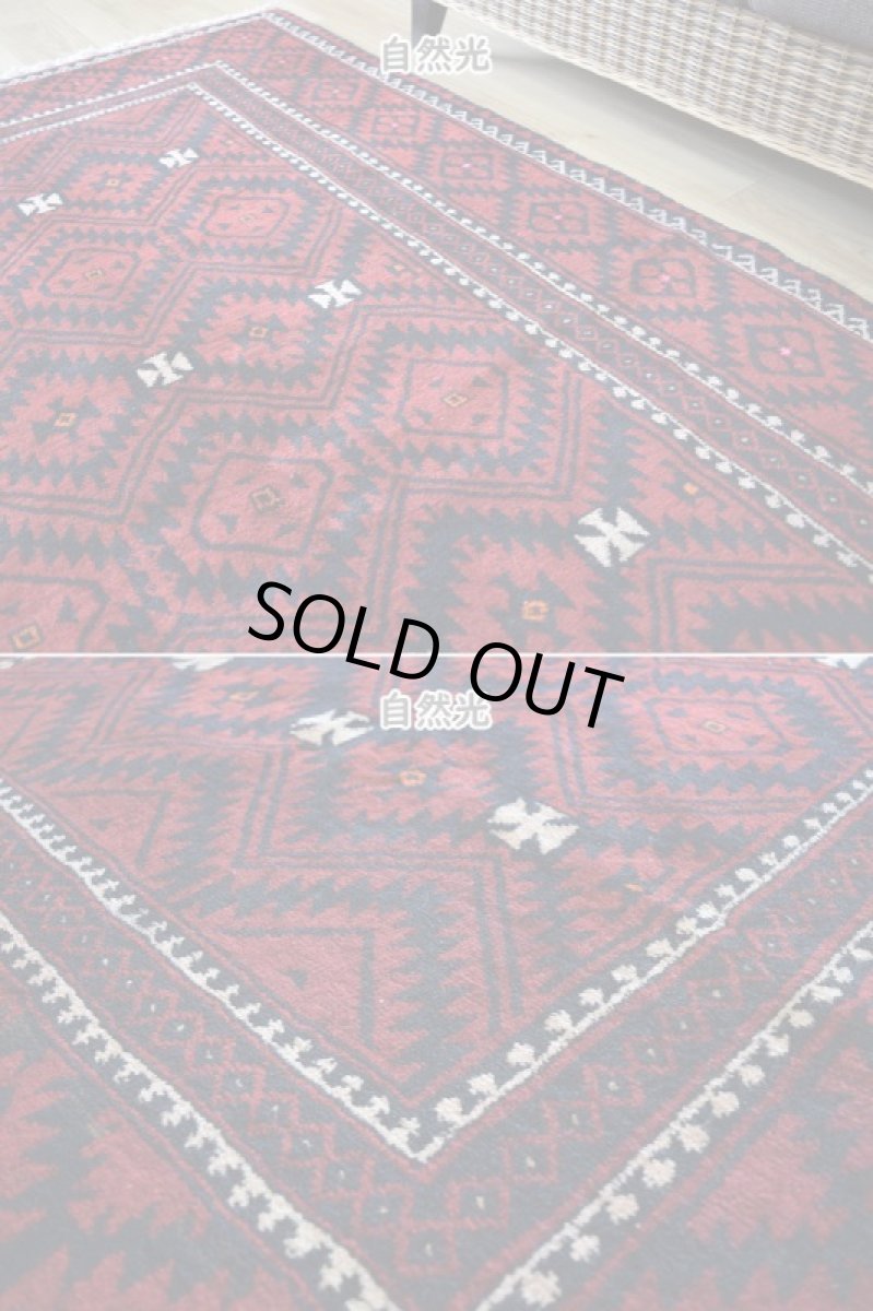 画像7: 良品 ペルシャ 部族絨毯 バルーチ 縦2.5m 横1.2m 3㎡ 〜3帖程度 リビング ダイニング 2〜3人掛けソファ サイズ 245 x 120 cm No.R376 天然 ウール 手織り トライバル ラグ 敷物 マット カーペット 幾何学模様 ヴィンテージ ビンテージ  赤 黒 b-r376-245120h021-061 (7)