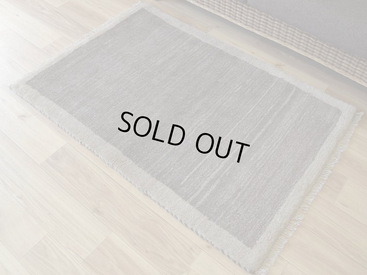 画像3: 新品 ペルシャ ギャッベ 縦1.2m アクセント ラグ サイズ 115 x 80 cm No.451 超肉厚 天然 草木染 ウール 手織り ハンドメイド ギャベ マット カーペット  シンプル プレーン ベージュグレー 原毛系 n-451-11580s57-89 (3)