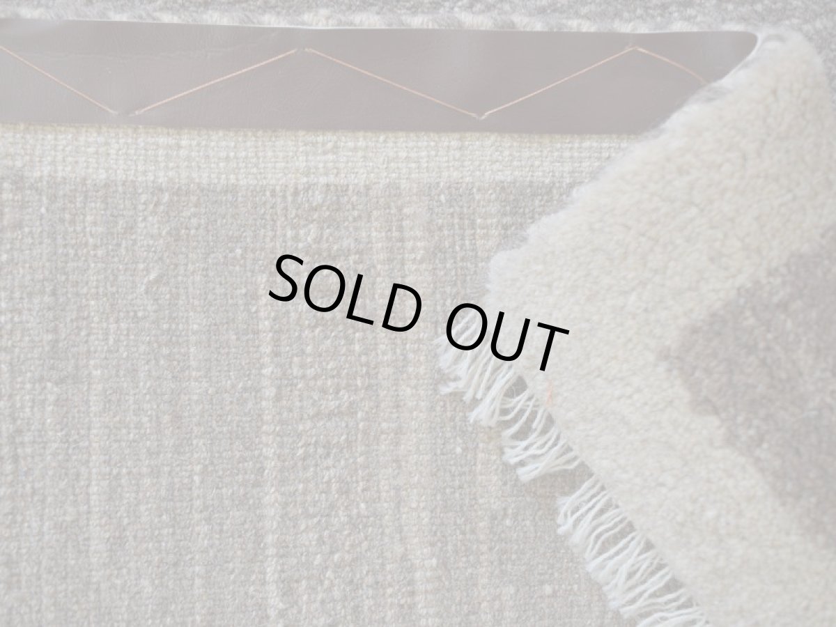 画像17: 新品 ペルシャ ギャッベ 縦1.2m アクセント ラグ サイズ 115 x 80 cm No.451 超肉厚 天然 草木染 ウール 手織り ハンドメイド ギャベ マット カーペット  シンプル プレーン ベージュグレー 原毛系 n-451-11580s57-89 (17)