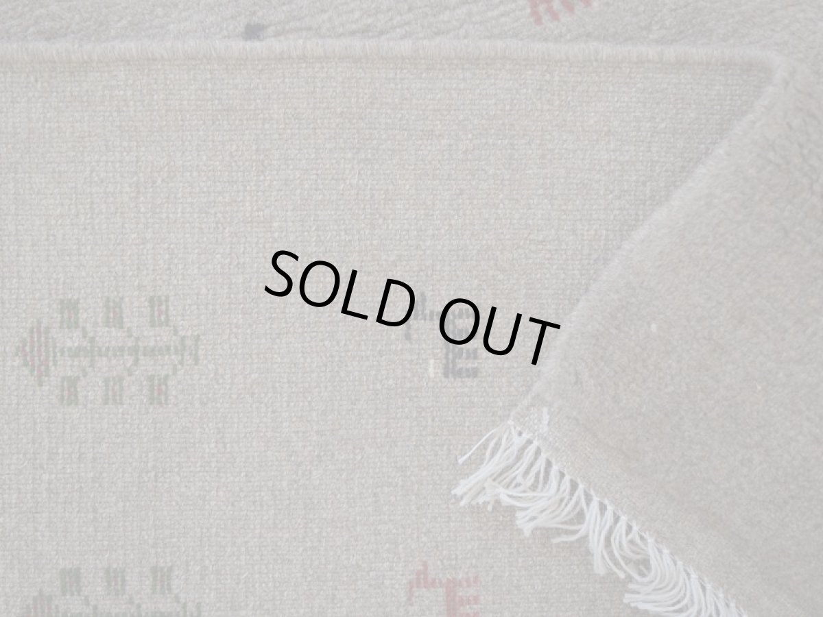 画像16: 新品 ペルシャ ギャッベ 縦2m 横1.6m 3㎡ 〜2帖程度 リビング ダイニング 2-3人掛けソファ サイズ 196 × 154 cm No.R428 肉厚 天然 ウール ギャベ 手織り ハンドメイド ラグ 絨毯 カーペット リビングダイニングルームやベッドサイドに ライトグレー ベージュ n-r428-196154h051-002 (16)