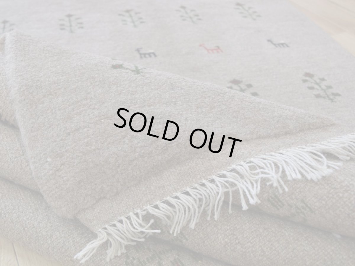 画像15: 新品 ペルシャ ギャッベ 縦2m 横1.6m 3㎡ 〜2帖程度 リビング ダイニング 2-3人掛けソファ サイズ 196 × 154 cm No.R428 肉厚 天然 ウール ギャベ 手織り ハンドメイド ラグ 絨毯 カーペット リビングダイニングルームやベッドサイドに ライトグレー ベージュ n-r428-196154h051-002 (15)