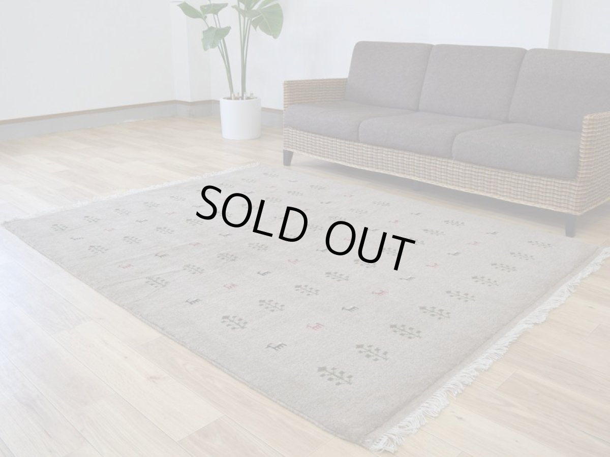 画像2: 新品 ペルシャ ギャッベ 縦2m 横1.6m 3㎡ 〜2帖程度 リビング ダイニング 2-3人掛けソファ サイズ 196 × 154 cm No.R428 肉厚 天然 ウール ギャベ 手織り ハンドメイド ラグ 絨毯 カーペット リビングダイニングルームやベッドサイドに ライトグレー ベージュ n-r428-196154h051-002 (2)