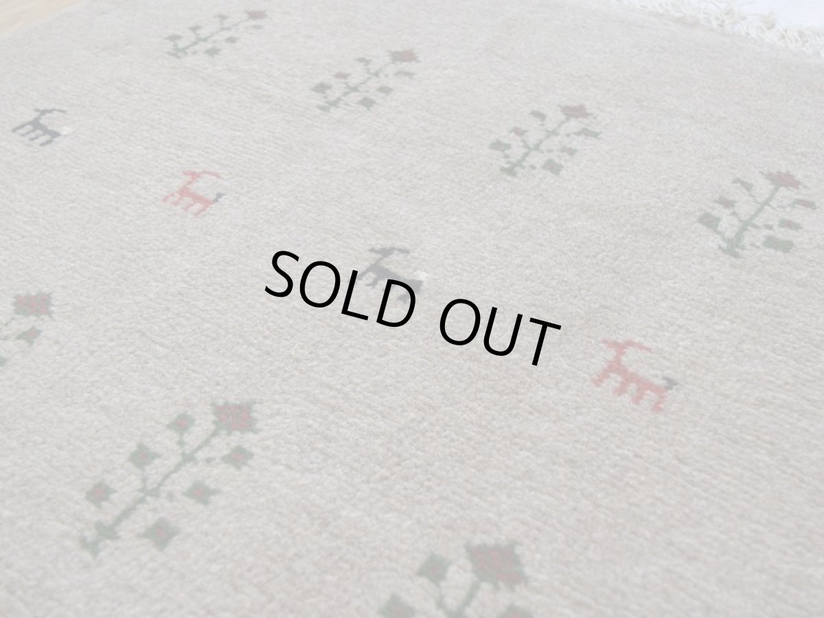 画像10: 新品 ペルシャ ギャッベ 縦2m 横1.6m 3㎡ 〜2帖程度 リビング ダイニング 2-3人掛けソファ サイズ 196 × 154 cm No.R428 肉厚 天然 ウール ギャベ 手織り ハンドメイド ラグ 絨毯 カーペット リビングダイニングルームやベッドサイドに ライトグレー ベージュ n-r428-196154h051-002 (10)