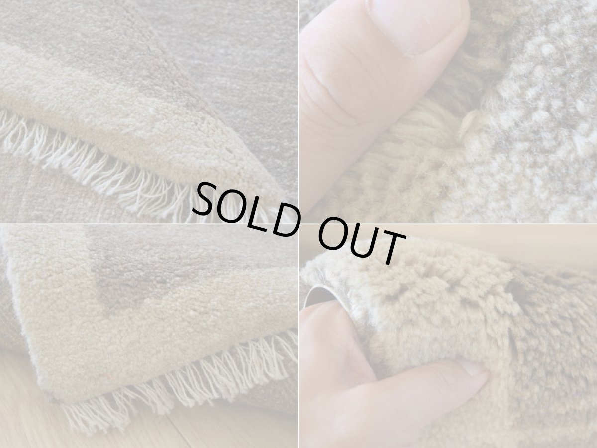 画像18: 新品 ペルシャ ギャッベ 縦1.2m アクセント ラグ サイズ 115 x 80 cm No.451 超肉厚 天然 草木染 ウール 手織り ハンドメイド ギャベ マット カーペット  シンプル プレーン ベージュグレー 原毛系 n-451-11580s57-89 (18)