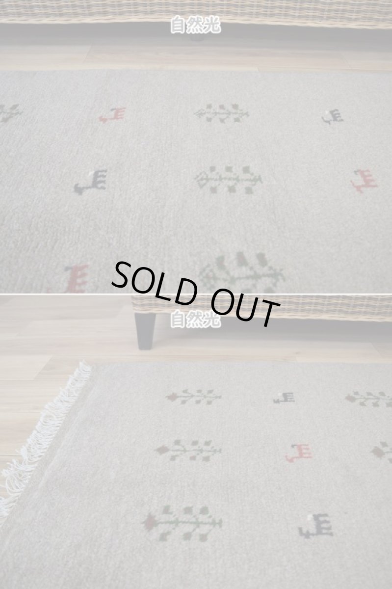 画像6: 新品 ペルシャ ギャッベ 縦2m 横1.6m 3㎡ 〜2帖程度 リビング ダイニング 2-3人掛けソファ サイズ 196 × 154 cm No.R428 肉厚 天然 ウール ギャベ 手織り ハンドメイド ラグ 絨毯 カーペット リビングダイニングルームやベッドサイドに ライトグレー ベージュ n-r428-196154h051-002 (6)