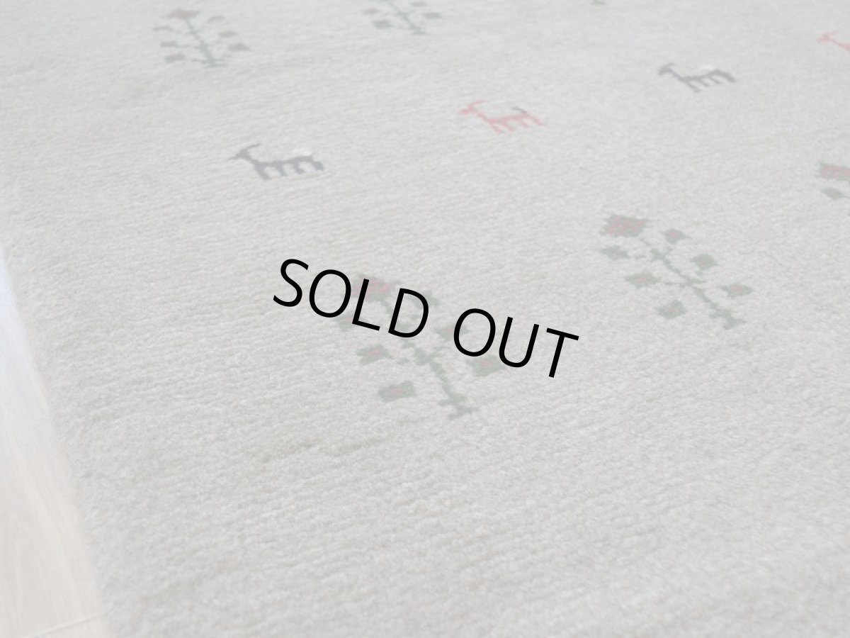 画像13: 新品 ペルシャ ギャッベ 縦2m 横1.6m 3㎡ 〜2帖程度 リビング ダイニング 2-3人掛けソファ サイズ 196 × 154 cm No.R428 肉厚 天然 ウール ギャベ 手織り ハンドメイド ラグ 絨毯 カーペット リビングダイニングルームやベッドサイドに ライトグレー ベージュ n-r428-196154h051-002 (13)