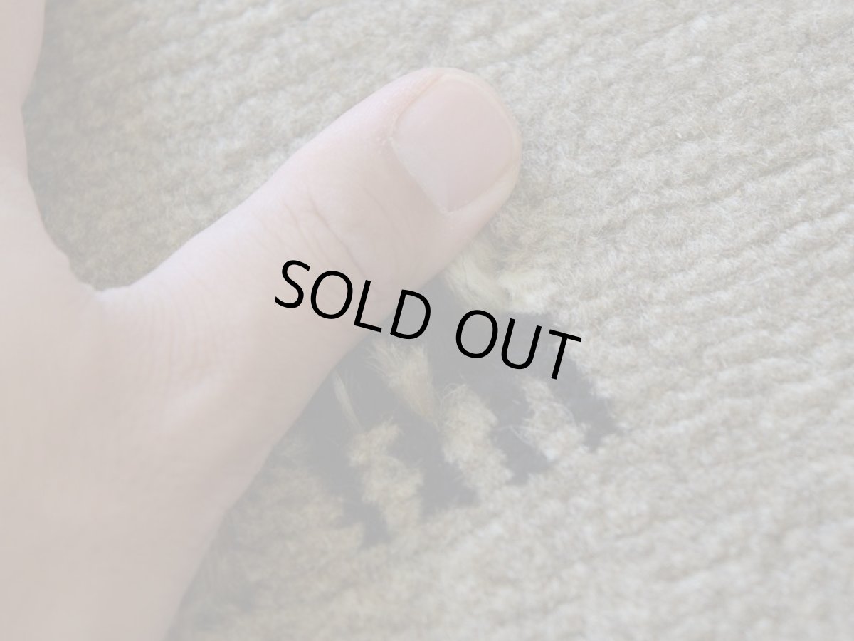 画像12: 新品 ペルシャ ギャッベ 縦2m 横1.6m 3㎡ 〜2帖程度 リビング ダイニング 2-3人掛けソファ サイズ 196 × 154 cm No.R428 肉厚 天然 ウール ギャベ 手織り ハンドメイド ラグ 絨毯 カーペット リビングダイニングルームやベッドサイドに ライトグレー ベージュ n-r428-196154h051-002 (12)