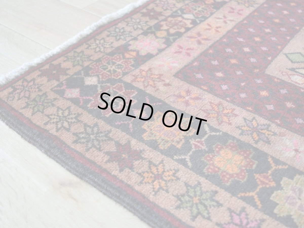 画像9: 良品 ペルシャ 部族絨毯 バルーチ 縦2m 横1m 1.7㎡ 〜1帖程度  2人掛けソファ足元 センターテーブル サイズ 183 x 90 cm No.z170 天然 ウール 手織り トライバル ラグ 敷物 マット カーペット 幾何学模様 ヴィンテージ ビンテージ 茶 ブラウン ピンク マルチカラー 花瓶 ゴルダニ 柄 b-z170-18390h57-001 (9)