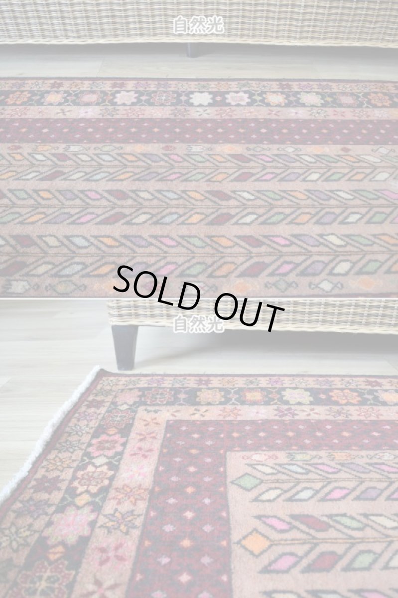 画像6: 良品 ペルシャ 部族絨毯 バルーチ 縦2m 横1m 1.7㎡ 〜1帖程度  2人掛けソファ足元 センターテーブル サイズ 183 x 90 cm No.z170 天然 ウール 手織り トライバル ラグ 敷物 マット カーペット 幾何学模様 ヴィンテージ ビンテージ 茶 ブラウン ピンク マルチカラー 花瓶 ゴルダニ 柄 b-z170-18390h57-001 (6)