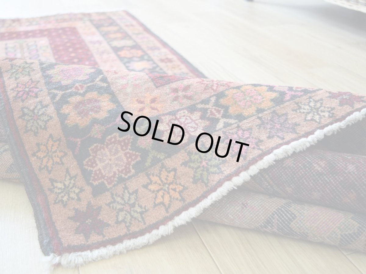 画像14: 良品 ペルシャ 部族絨毯 バルーチ 縦2m 横1m 1.7㎡ 〜1帖程度  2人掛けソファ足元 センターテーブル サイズ 183 x 90 cm No.z170 天然 ウール 手織り トライバル ラグ 敷物 マット カーペット 幾何学模様 ヴィンテージ ビンテージ 茶 ブラウン ピンク マルチカラー 花瓶 ゴルダニ 柄 b-z170-18390h57-001 (14)