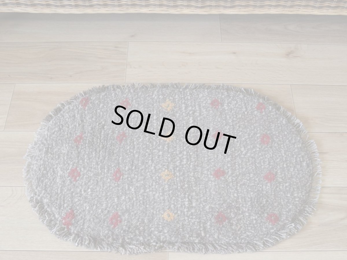 画像11: 新品 ペルシャ ギャッベ 足元マット 玄関マット ミニ サイズ 56 × 34 cm No.1312 小判型 楕円形 肉厚 天然 草木染 ウール ギャベ 手織り ハンドメイド ラグ 絨毯 カーペット グレー ベージュ 原毛系 花 柄 n-1312-5634h41-91 (11)